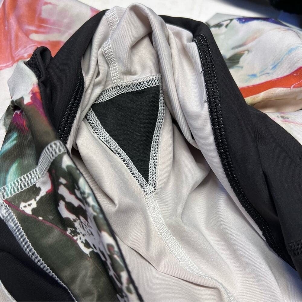 Lululemon Run Sz 4 Inspire Crop II All Full-On Luxtreme Pigment WaveMulti/Black - Picture 11 of 11